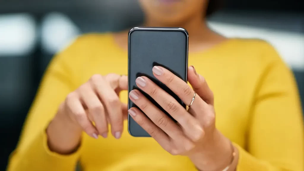 Como os Criminosos Obtêm Sua Voz para Golpes com Voz Falsa Criada por IA